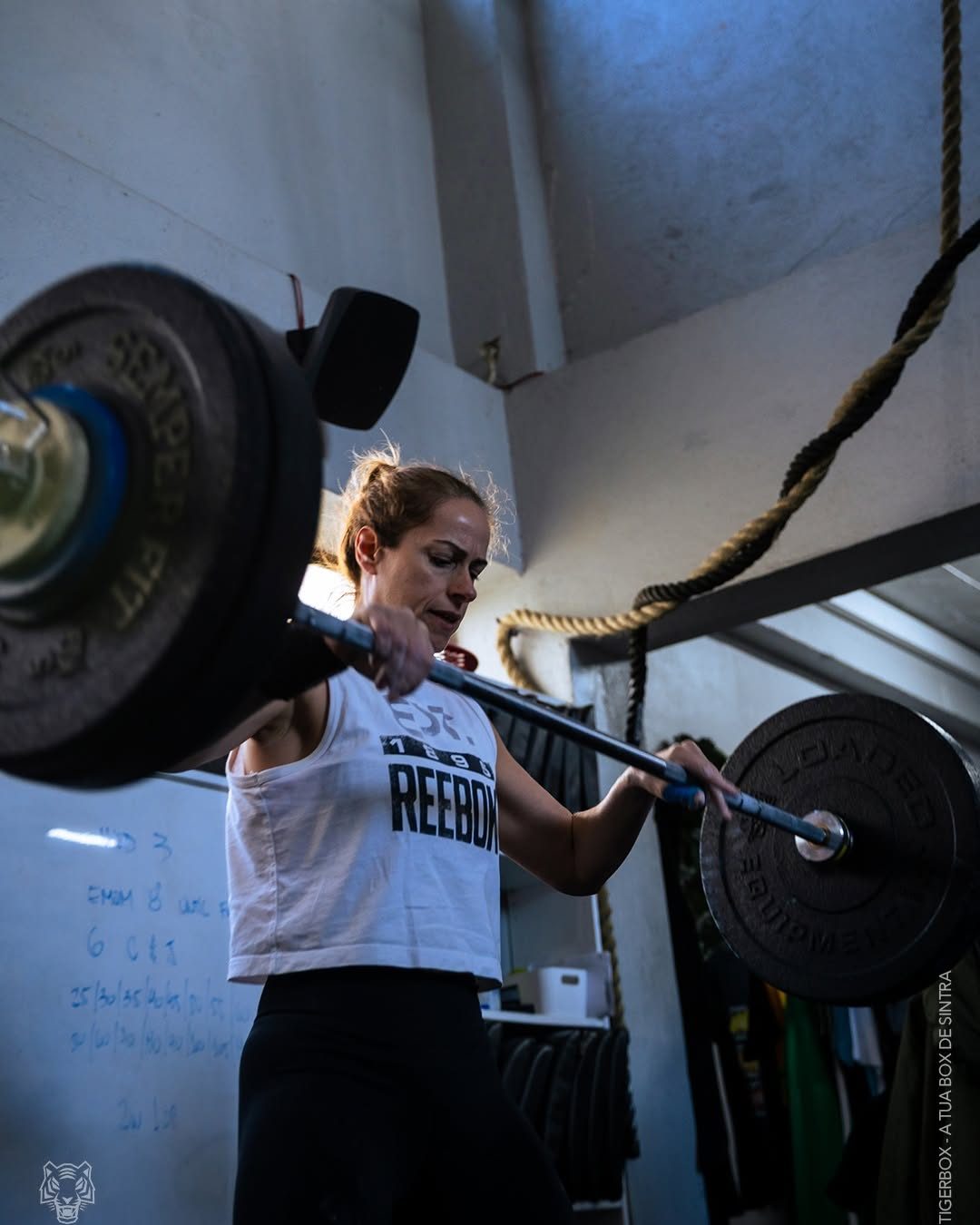 Atleta da TigerBox a levantar a barra durante uma aula na box
