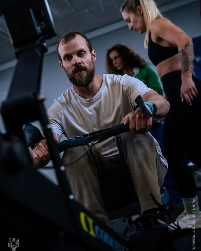 Atleta no remo com a equipa à volta