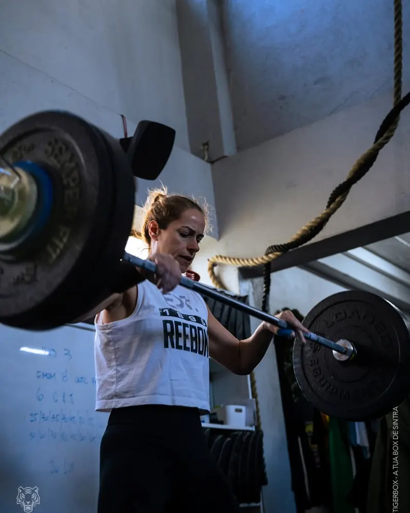 Atleta a agachar com a barra às costas na TigerBox