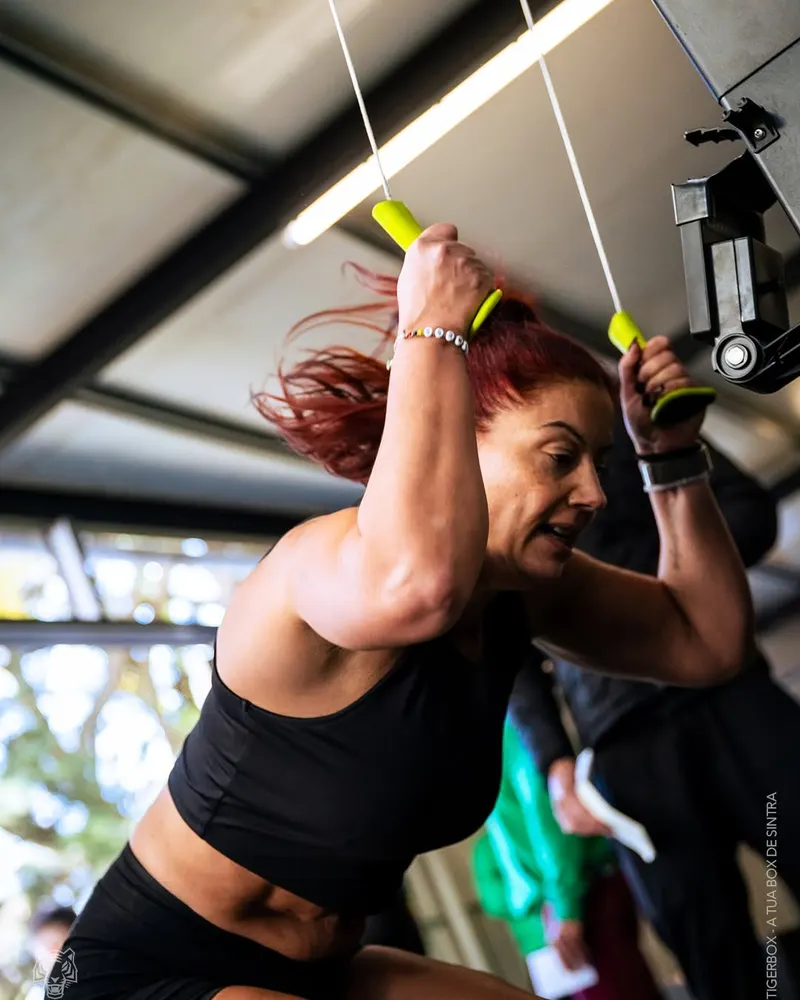 Atleta no ergómetro de ski durante o treino